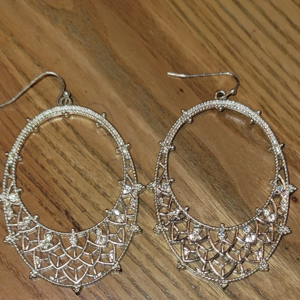 **FINAL SALE**Brand New! Silver Toned Lightweight Earrings